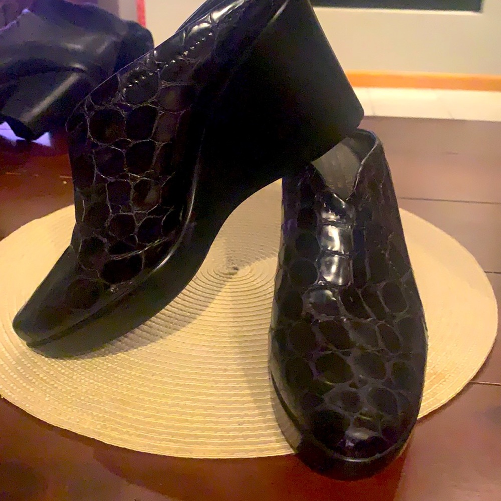 Donald J Pliner “Josey” mules. Black leather size 9.5 Wms.  Embossed stone look